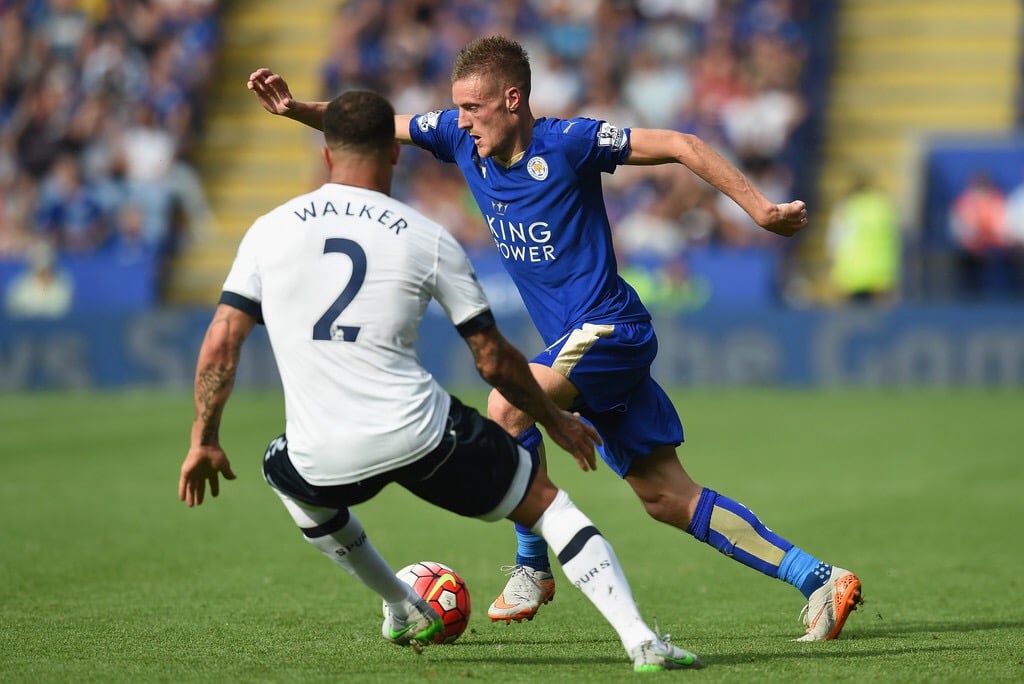 Jamie Vardy speeds past Kyle Walker