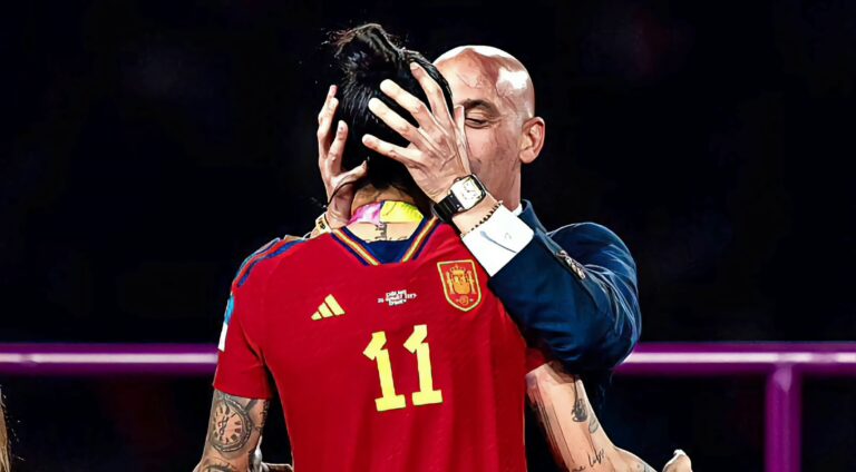 Spain striker Jenni Hermoso is kissed by former RFEF president Luis Rubiales at the World Cup medal ceremony.