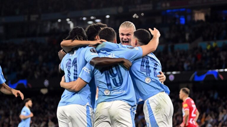 Julian Alvarez of Manchester City celebrates with teammates after scoring the team's first goal during the UEFA Champions League Group G match between Manchester City and FK Crvena zvezda at Etihad Stadium on September 19, 2023.