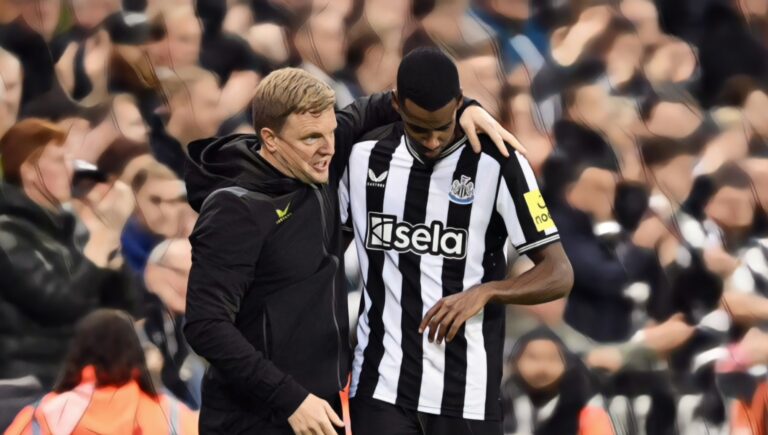 Alexander Isak of Newcastle United speaks to Eddie Howe after leaving the pitch due to an injury during the Carabao Cup Third Round match between Newcastle Utd and Man City at St James' Park on September 27, 2023