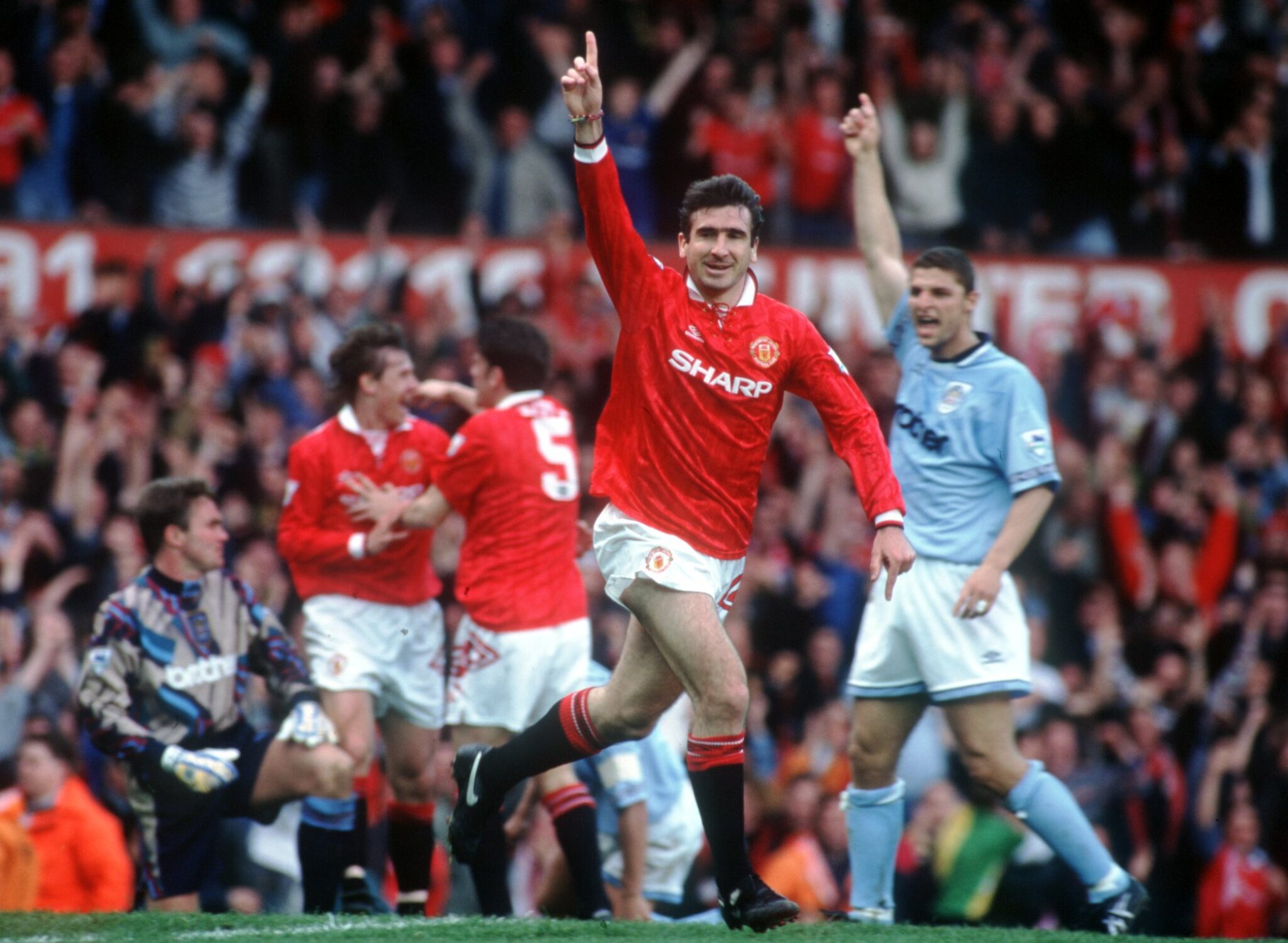 Manchester United snare Cantona from Leeds