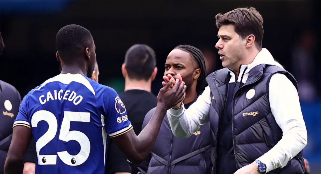 Chelsea Manager Mauricio Pochettino shakes hands with Moises Caicedo of Cheslea FC at full time during the Premier League match between Chelsea FC and West Ham United at Stamford Bridge on May 05, 2024