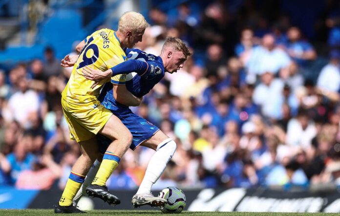 Crystal Palace's English midfielder #19 Will Hughes fights for the ball with Chelsea's English midfielder #20 Cole Palmer during the English Premier League football match between Chelsea and Crystal Palace at Stamford Bridge in London on September 1, 2024.