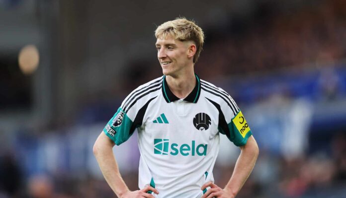 Anthony Gordon of Newcastle United reacts during the Premier League match between Everton FC and Newcastle United FC at Goodison Park on October 05, 2024 in Liverpool, England.