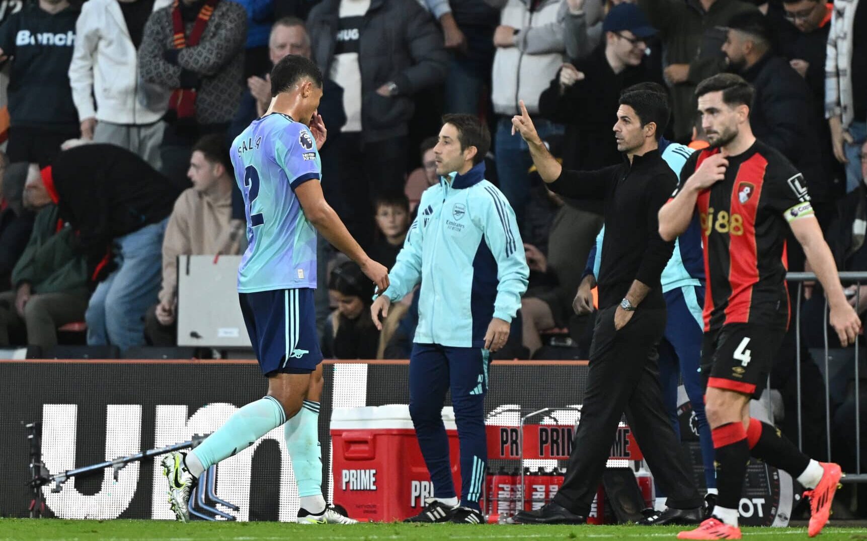 William Saliba of Arsenal leaves the pitch after receiving a red card, as Mikel Arteta, Manager of Arsenal, gestures during the Premier League match between AFC Bournemouth and Arsenal FC at Vitality Stadium on October 19, 2024 in Bournemouth, England.