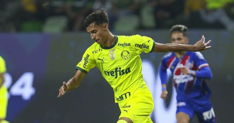 Man City player Vitor Reis runs with the ball during the match between Palmeiras and Bahia at Allianz Parque on July 7, 2024 in Sao Paulo, Brazil.