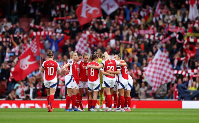 Players of Arsenal huddle prior to the Barclays Women's Super League match between Arsenal and Chelsea at Emirates Stadium on October 12, 2024 in London, England.