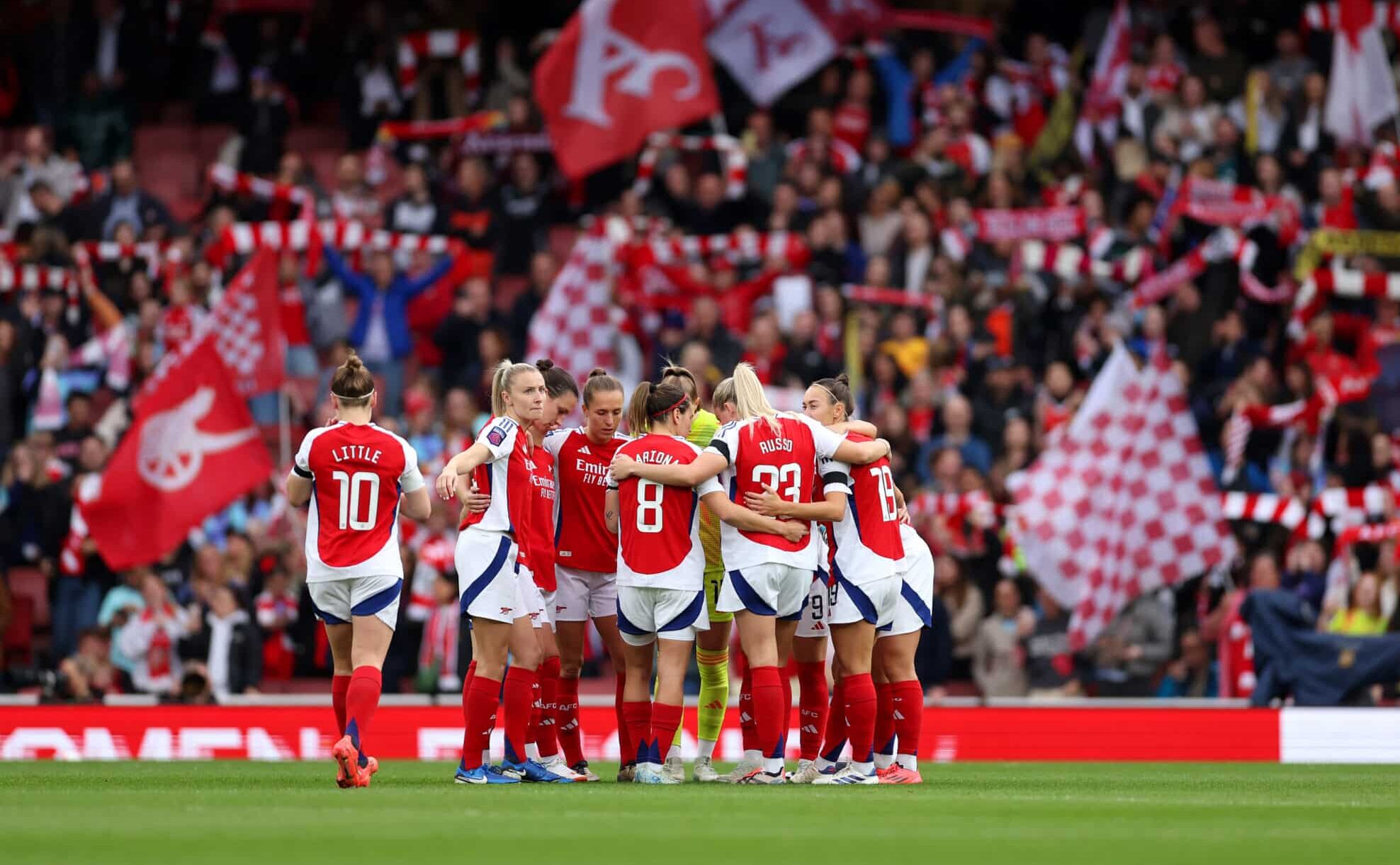 Players of Arsenal huddle prior to the Barclays Women's Super League match between Arsenal and Chelsea at Emirates Stadium on October 12, 2024 in London, England.