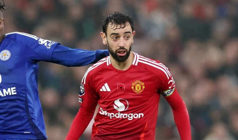 Bruno Fernandes of Man Utd runs with the ball whilst under pressure from Abdul Fatawu of Leicester City during the Premier League match between Manchester United FC and Leicester City FC at Old Trafford on November 10, 2024 in Manchester, England.