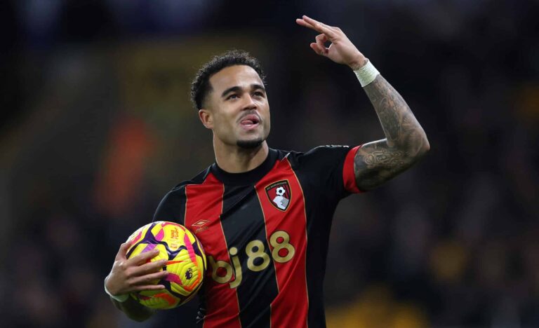Justin Kluivert of AFC Bournemouth celebrates scoring his team's fourth goal and his hat-trick goal during the Premier League match between Wolves and AFC Bournemouth at Molineux on November 30, 2024 in Wolverhampton, England.