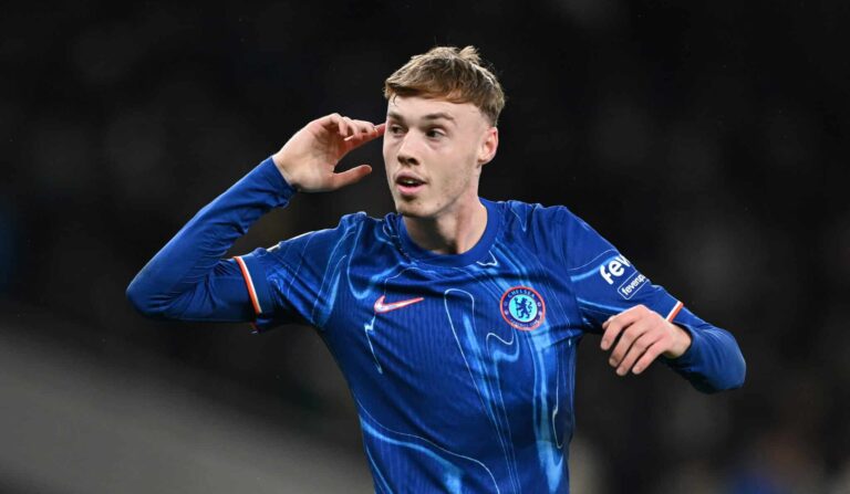 Cole Palmer of Chelsea celebrates scoring his team's fourth goal from the penalty spot during the Premier League match between Spurs and Chelsea FC at Tottenham Hotspur Stadium on December 08, 2024 in London, England.