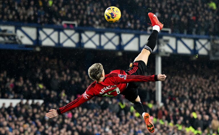 Alejandro Garnacho of Man Utd scores the team's first goal the Premier League match between Everton FC and Manchester United at Goodison Park on November 26, 2023 in Liverpool, England.