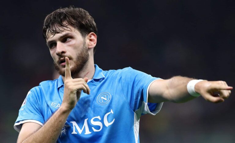 Khvicha Kvaratskhelia of SSC Napoli celebrates after scores their team's second goal during the Serie A match between AC Milan and SSC Napoli at Stadio Giuseppe Meazza on October 29, 2024 in Milan, Italy.