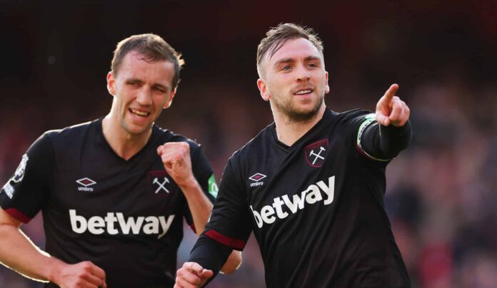 Jarrod Bowen of West Ham United celebrates scoring his team's first goal during the Premier League match between Arsenal FC and West Ham United FC at Emirates Stadium on February 22, 2025 in London, England.