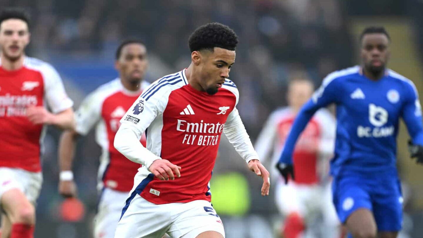 Ethan Nwaneri of Arsenal runs with the ball during the Premier League match between Leicester City FC and Arsenal FC at The King Power Stadium on February 15, 2025 in Leicester, England.