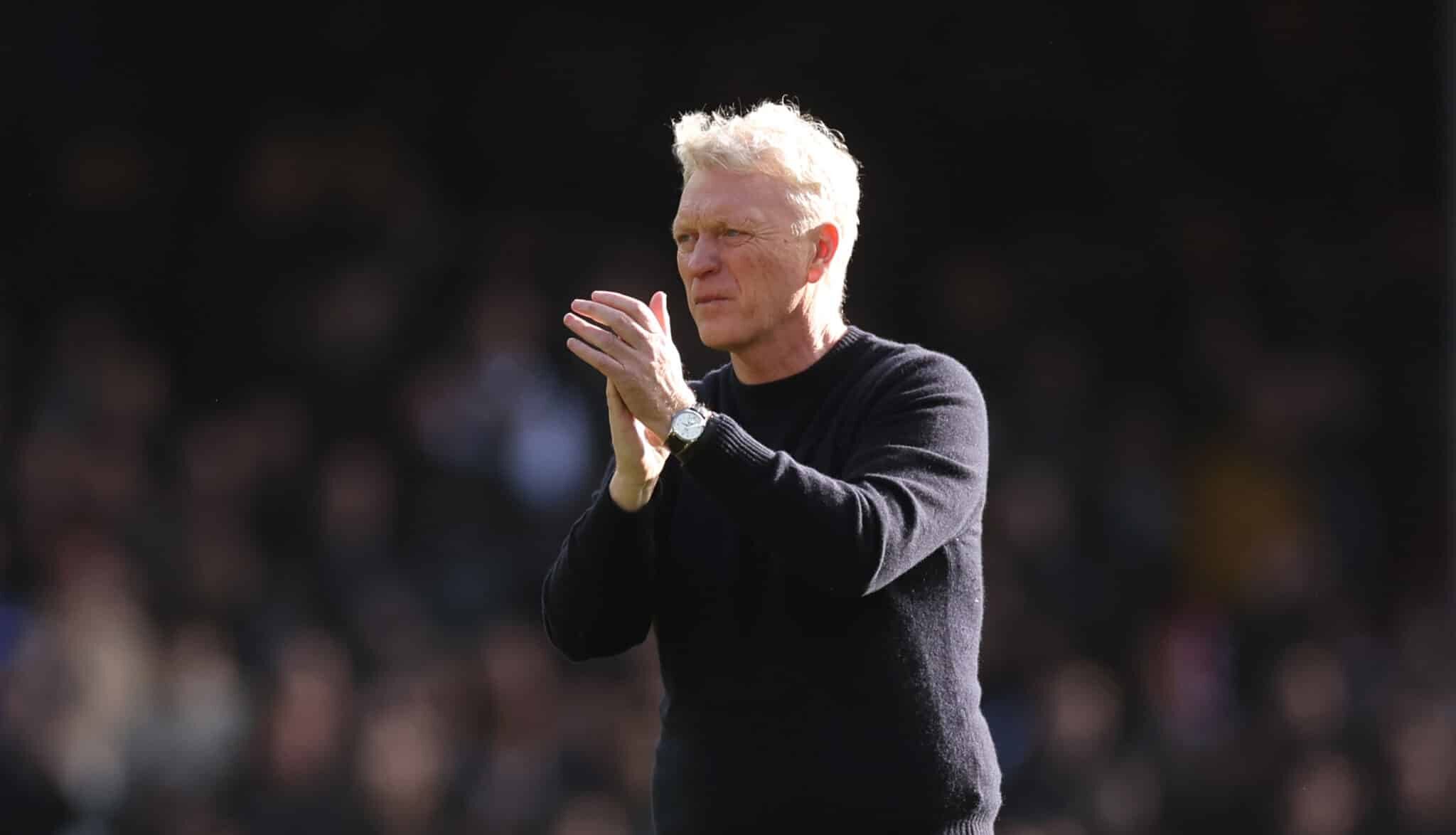 David Moyes, Manager of Everton, applauds the fans following the Premier League match between Everton FC and Manchester United FC at Goodison Park on February 22, 2025 in Liverpool, England.