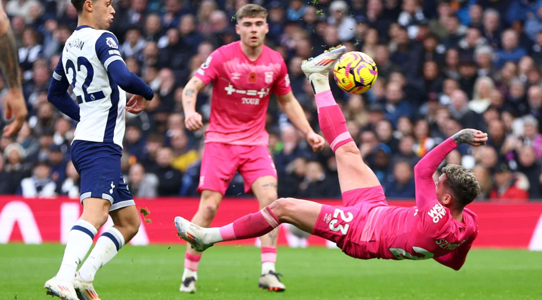 Sammie Szmodics of Ipswich Town scores his team's first goal from a bicycle kick during the Premier League match between Spurs and Ipswich Town FC at Tottenham Hotspur Stadium on November 10, 2024 in London, England.