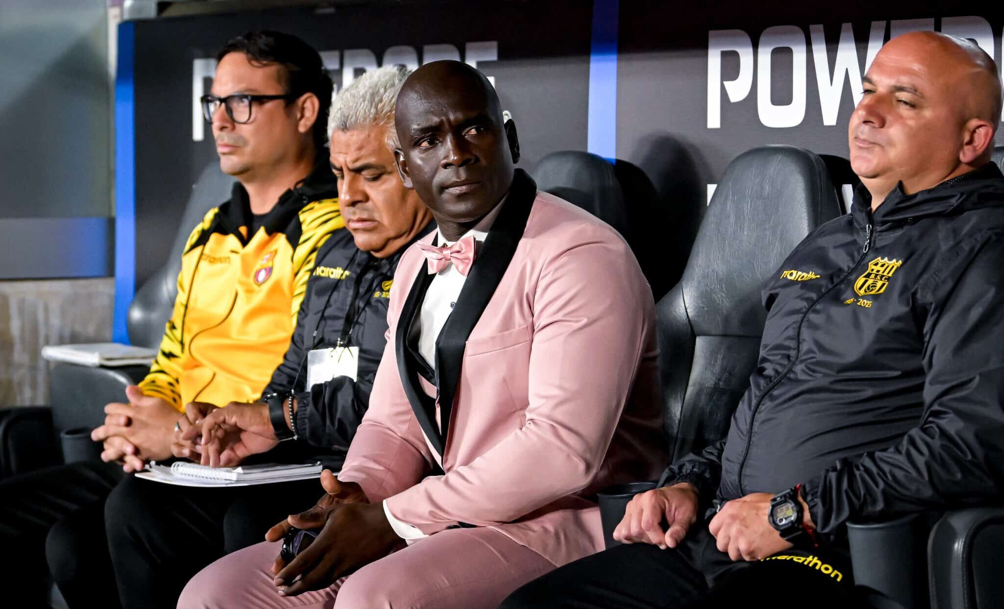 Segundo Alejandro Castillo head coach of Barcelona SC looks on prior to a CONMEBOL Copa Libertadores 2025 match between River Plate and Barcelona SC at Estadio Más Monumental Antonio Vespucio Liberti on April 8, 2025 in Buenos Aires, Argentina.