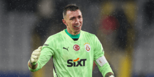 Galatasaray let goalkeeper take penalty to clinch title