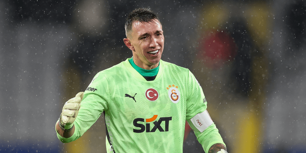 Galatasaray goalkeeper Fernando Muslera scored from the penalty spot as the Turkish side won the Süper Lig