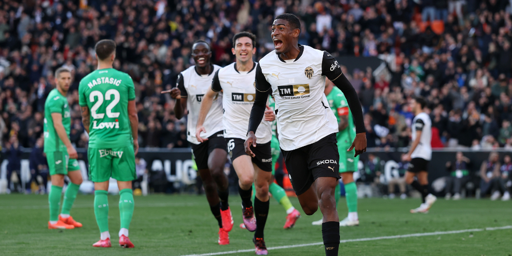Arsenal have opened talks with Valencia to discuss a deal for defender Cristhian Mosquera.