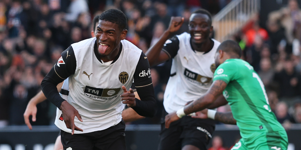 Arsenal have reached an agreement on personal terms with Valencia defender Cristhian Mosquera .