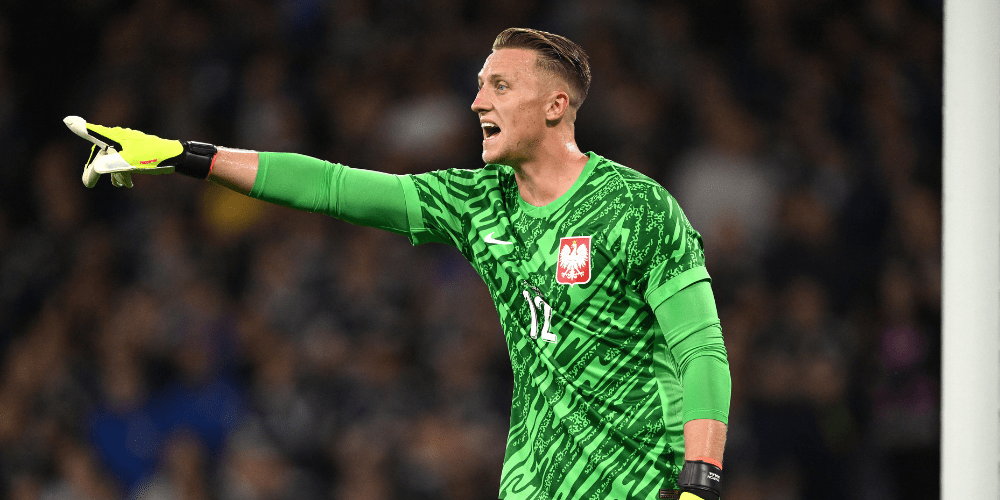Manchester United have placed Nice goalkeeper Marcin Bulka on their shortlist of potential options.