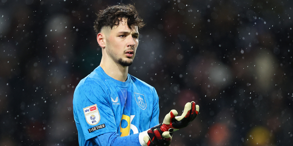 Newcastle United are in talks with Burnley over a deal to sign goalkeeper James Trafford