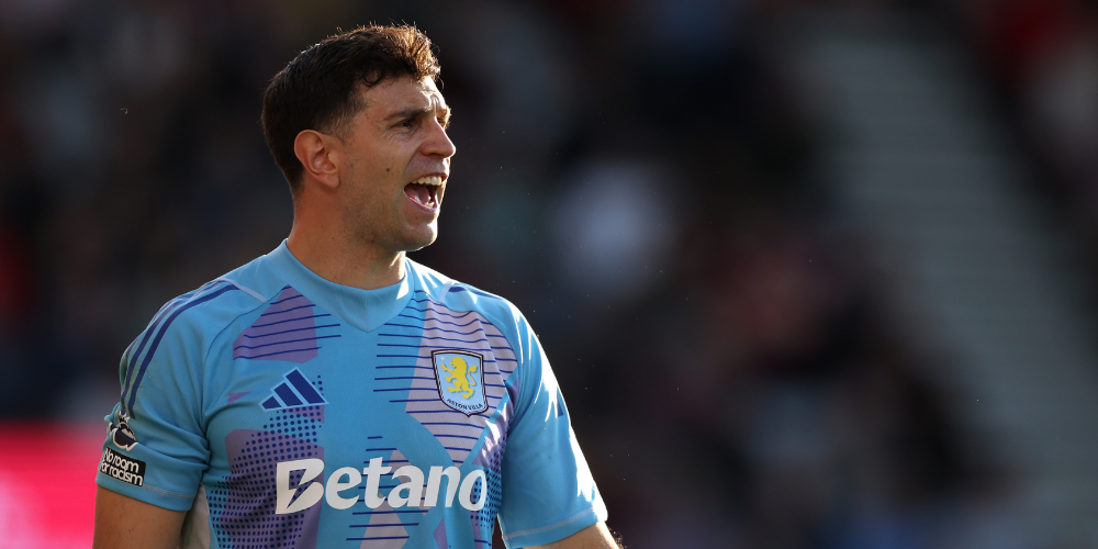 Manchester United pause pursuit of Emiliano Martinez