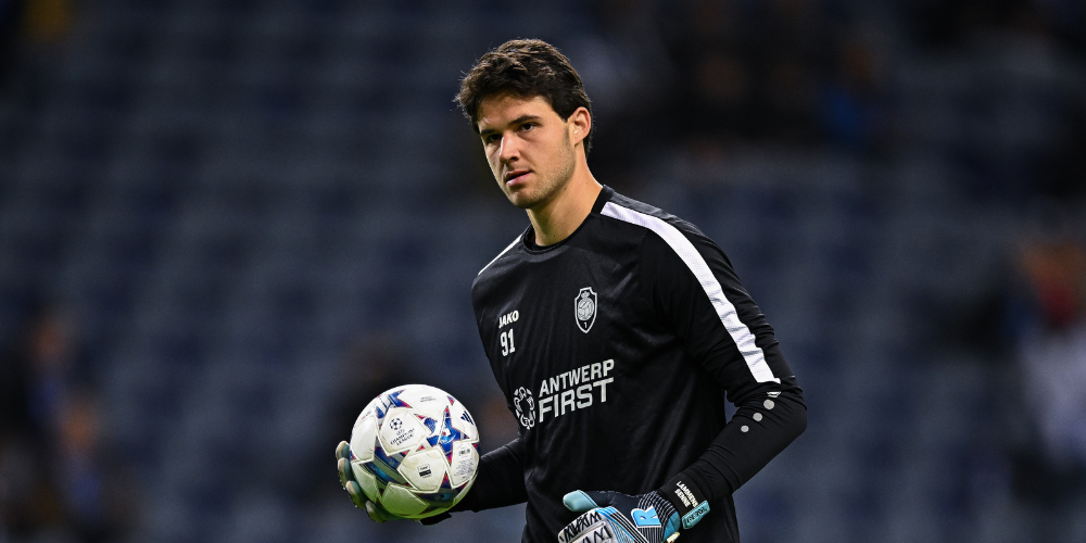 Manchester United open talks for Senne Lammens.