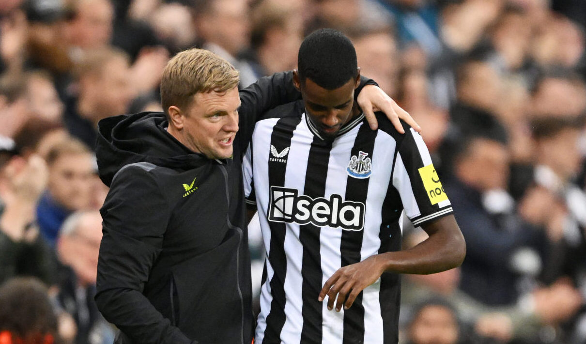 Alexander Isak of Newcastle United speaks to Eddie Howe, Manager of Newcastle United, after leaving the pitch due to an injury during the Carabao Cup Third Round match between Newcastle United and Manchester City at St James' Park on September 27, 2023 in Newcastle upon Tyne, England.