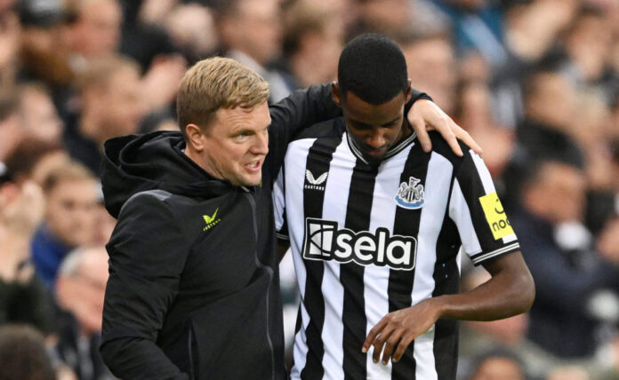 Alexander Isak of Newcastle United speaks to Eddie Howe, Manager of Newcastle United, after leaving the pitch due to an injury during the Carabao Cup Third Round match between Newcastle United and Manchester City at St James' Park on September 27, 2023 in Newcastle upon Tyne, England.