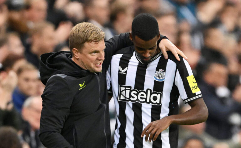 Alexander Isak of Newcastle United speaks to Eddie Howe, Manager of Newcastle United, after leaving the pitch due to an injury during the Carabao Cup Third Round match between Newcastle United and Manchester City at St James' Park on September 27, 2023 in Newcastle upon Tyne, England.