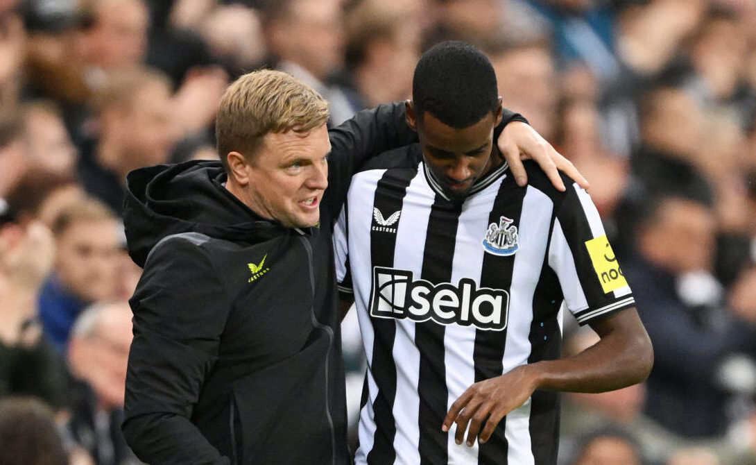Alexander Isak of Newcastle United speaks to Eddie Howe, Manager of Newcastle United, after leaving the pitch due to an injury during the Carabao Cup Third Round match between Newcastle United and Manchester City at St James' Park on September 27, 2023 in Newcastle upon Tyne, England.