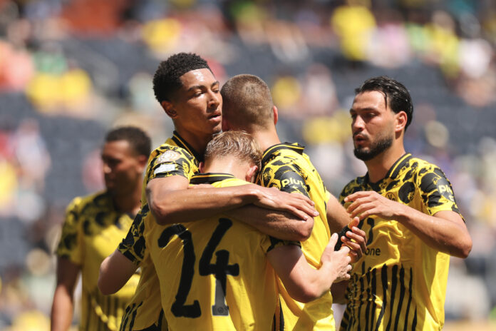 Borussia Dortmund vs Juventus – Match preview and team news Borussia Dortmund players celebrate a goal together.