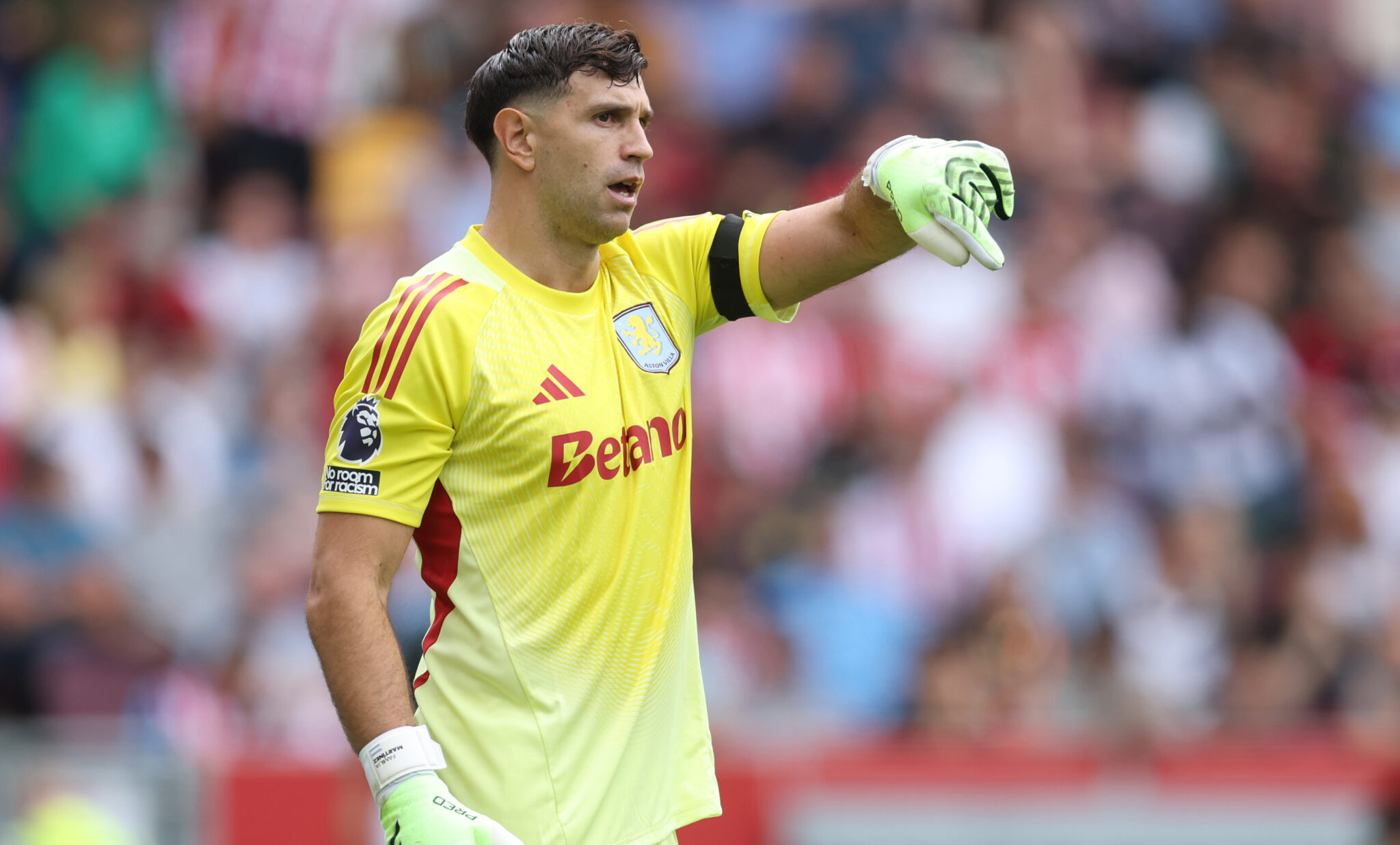 Manchester United agree personal terms with Aston Villa goalkeeper Emi Martinez