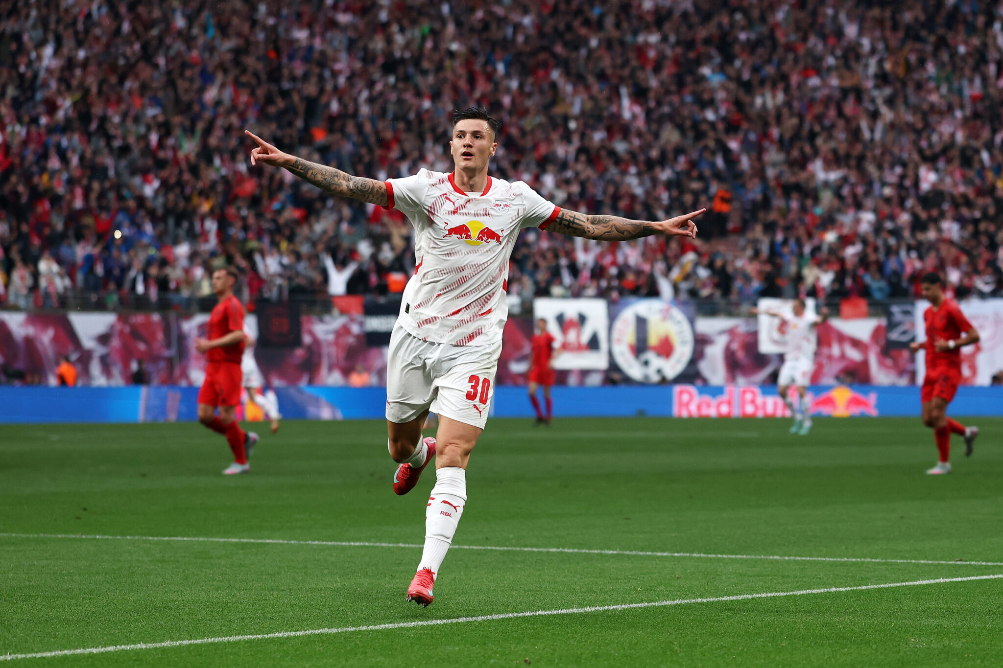 Manchester United have submitted an offer worth €85m, including add-ons, for RB Leipzig striker Benjamin Sesko.