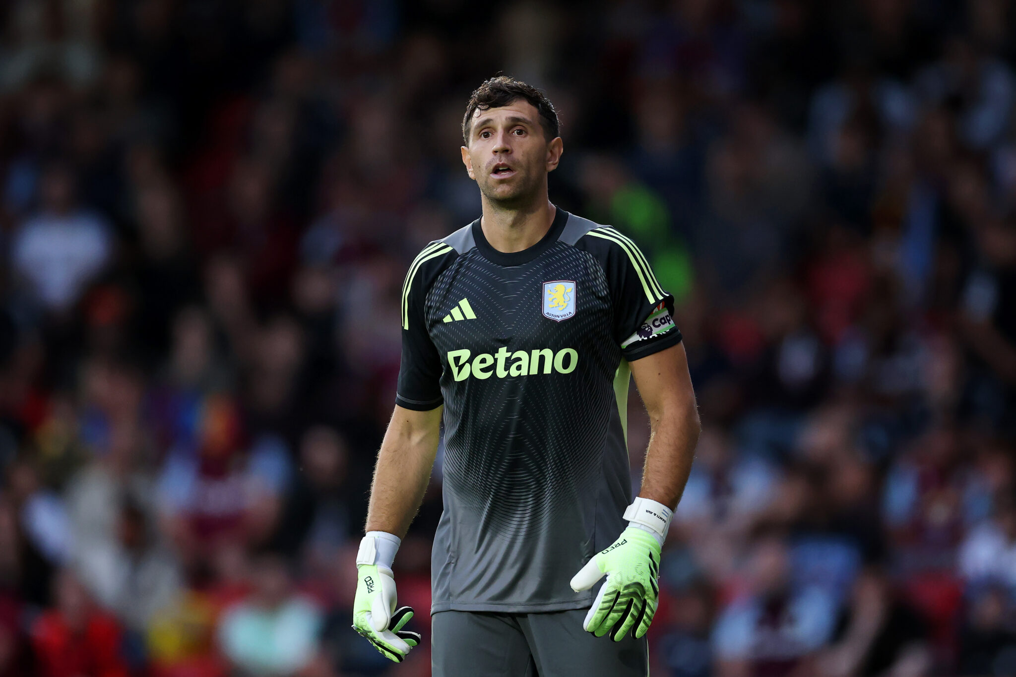 Manchester United make fresh approach for Aston Villa goalkeeper Emi Martinez