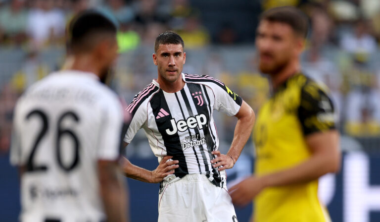 Newcastle offered chance to sign €30m Isak replacement Dusan Vlahovic