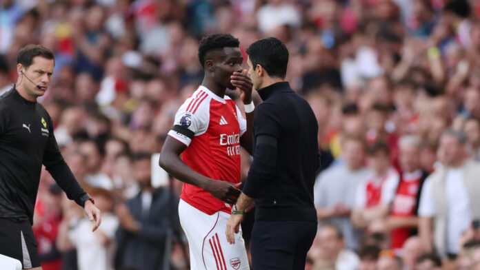 Arsenal player Bukayo Saka talks with Mikel Arteta, Manager of Arsenal, as he is substituted off because of an injury during the Premier League match between Arsenal and Leeds United at Emirates Stadium on August 23, 2025 in London, England.