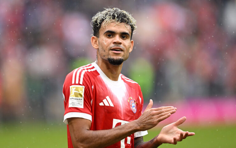 Bundesliga - Luis Diaz of Bayern Munich acknowledges the fans following the pre-season friendly match between FC Bayern München and Olympique Lyonnais at Allianz Arena on August 02, 2025 in Munich, Germany.