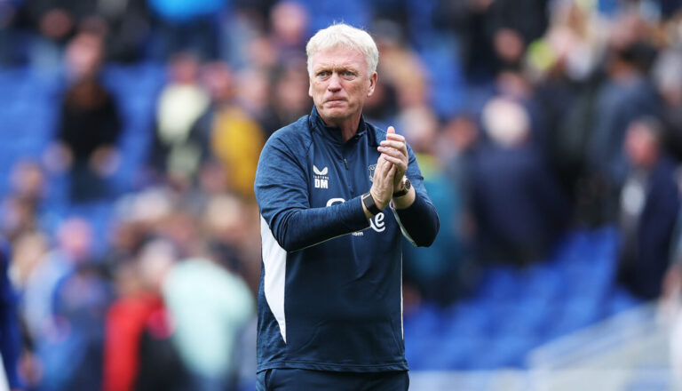 David Moyes, Manager of Everton, acknowledges the fans after the draw during the Premier League match between Everton and Aston Villa at Hill Dickinson Stadium on September 13, 2025 in Liverpool, England.
