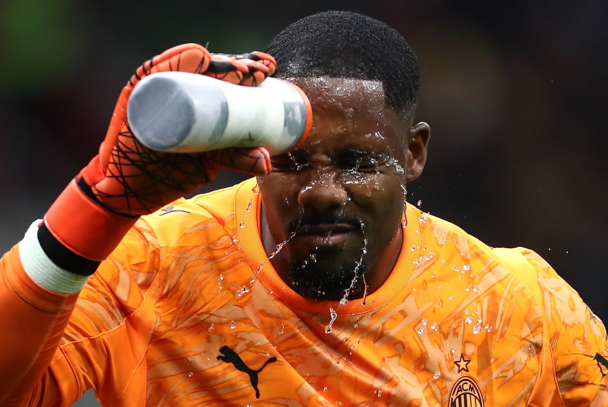 Mike Maignan of AC Milan refreshes himself with some water during the Serie A match between AC Milan and SSC Napoli at Giuseppe Meazza Stadium on September 28, 2025 in Milan, Italy.