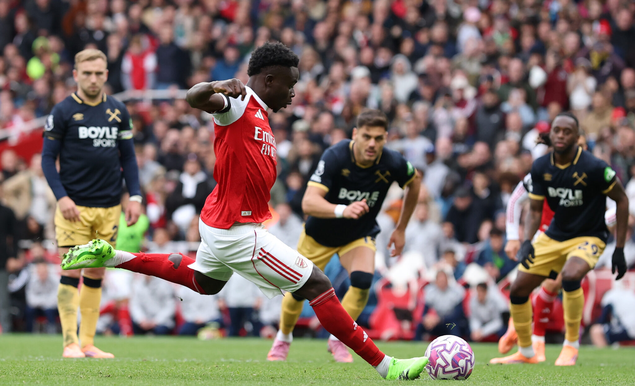 Bukayo Saka of Arsenal scores his team's second goal from the penalty spot during the Premier League match between Arsenal and West Ham United at Emirates Stadium on October 04, 2025 in London, England.