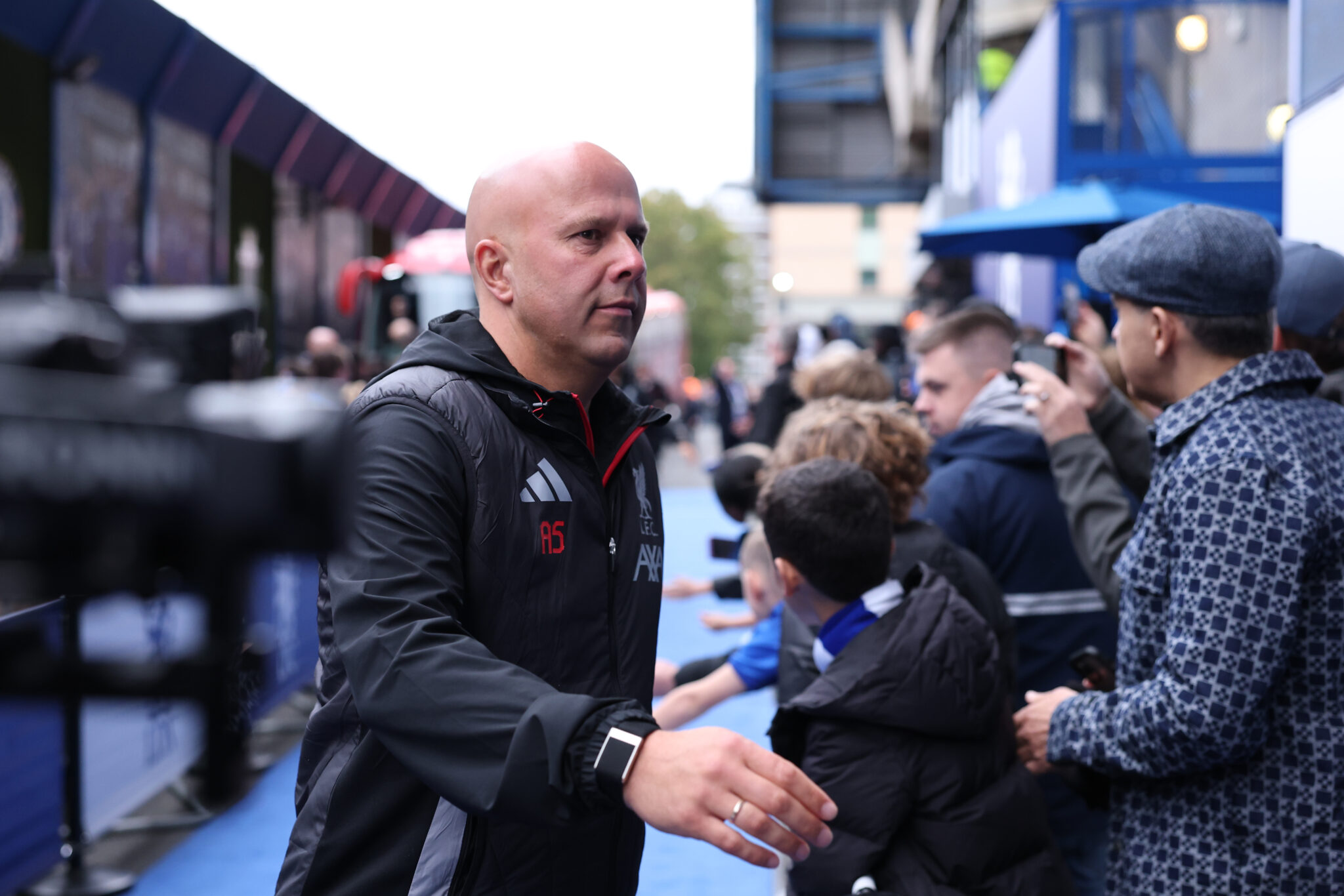 Liverpool manager Arne Slot arrives at the stadium prior to the Premier League match between Chelsea and Liverpool at Stamford Bridge on October 04, 2025 in London, England.