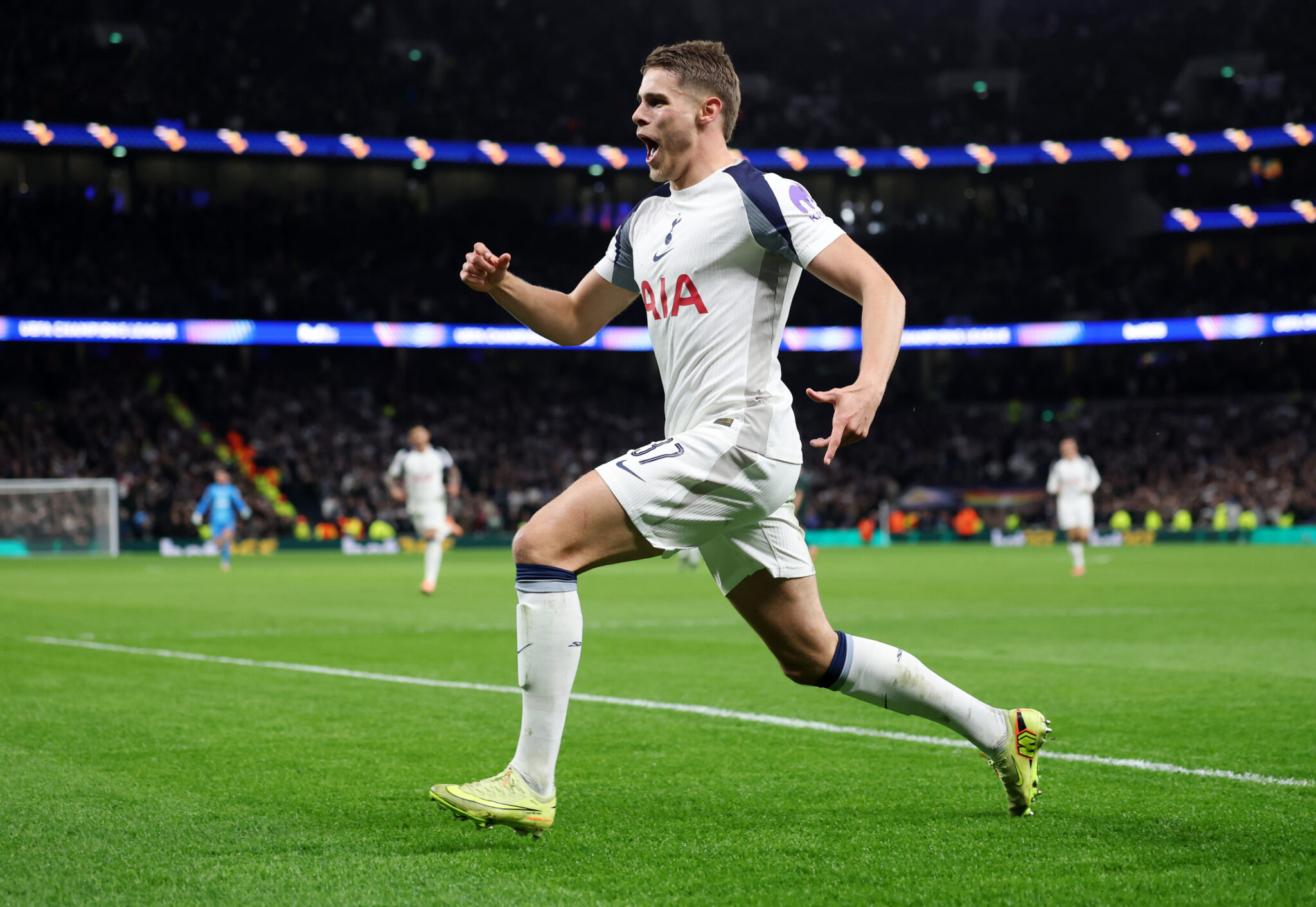 Watch: Van de Ven scores solo stunner for Tottenham