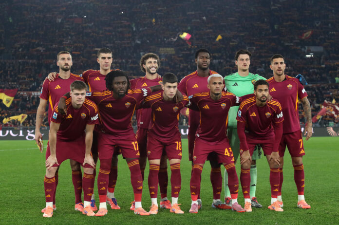 AS Roma players line up for a team photo.