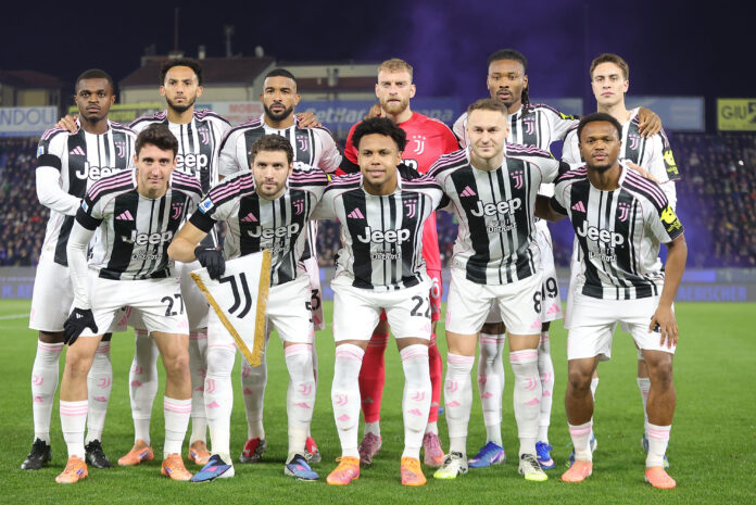 Juventus players line up for a team photo.
