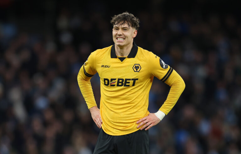 Strand Larsen in Wolves squad this weekend as Palace move stalls