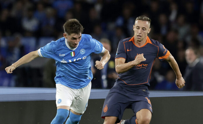 Billy Gilmour of SSC Napoli battles for possession with Davide Frattesi of FC Inter Milan during the Serie A match between SSC Napoli and FC Internazionale at Stadio Diego Armando Maradona on October 25, 2025 in Naples, Italy.